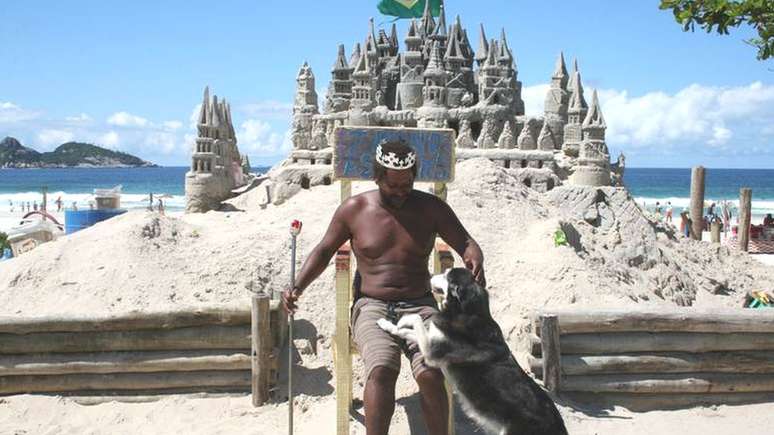 Márcio Mizael Matolas esculpe castelos nas areias da Barra da Tijuca há 22 anos | Foto: Adriana Stock/BBC Brasil