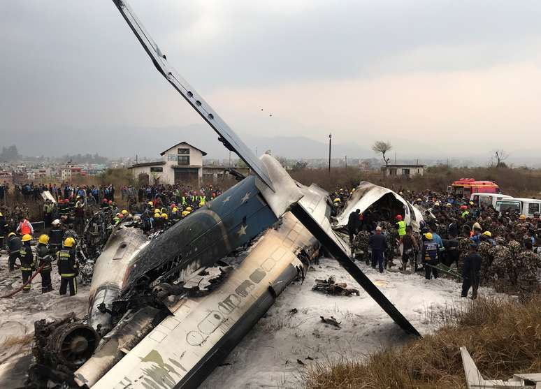 Equipes de resgate trabalham em avião que caiu no Nepal