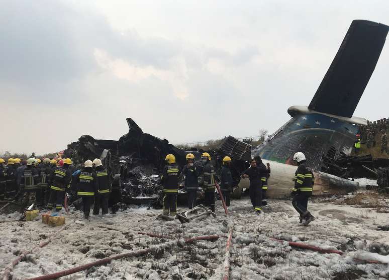 Equipes de resgate trabalham em avião que caiu no Nepal