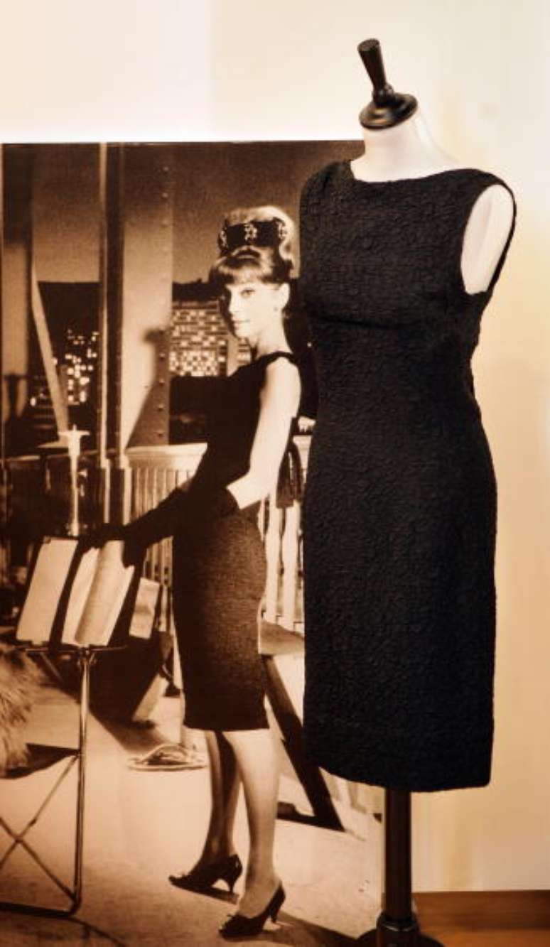 Vestido de seda preta de Givenchy usado por Audrey Hepburn foi exposto em Londres em 2009.