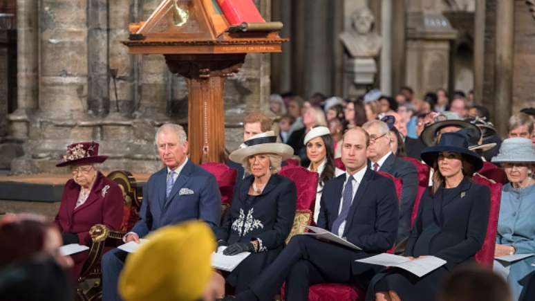 Rainha Elizabeth II, Príncipe Charles, Camilla, Duquesa de Cornualha, Príncipe William e Catherine, Duque e Duquesa de Cambridge na primeira fila. Atrás da rainha, o príncipe Harry e sua noiva, Meghan Markle