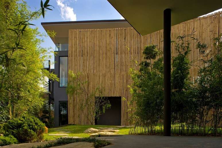 13. Se preferir, invista em muros de casas feitos de bambu, assim como na foto acima.