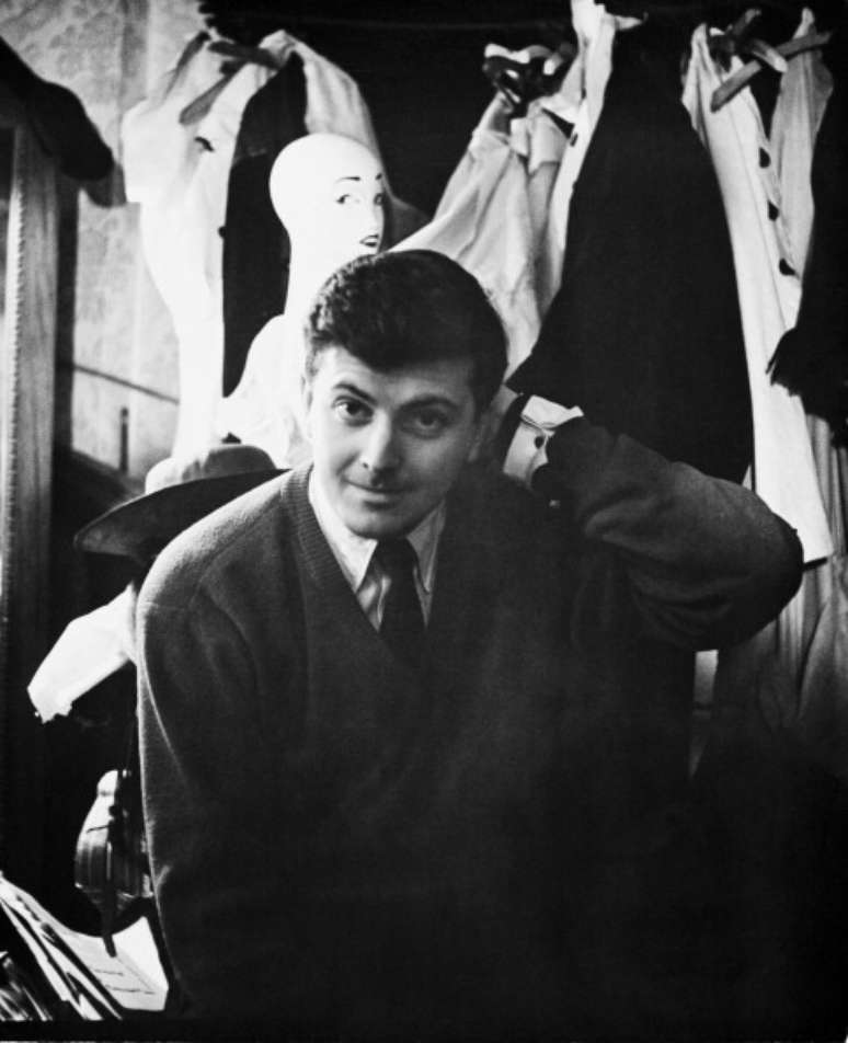 O estilista Hubert de Givenchy em seu ateliê em Paris logo no começo de sua carreira, em 1955.