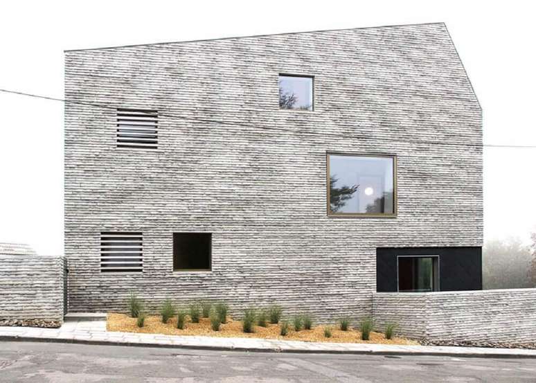 14. A pedra canjiquinha garante uma linda fachada de muro para a sua casa