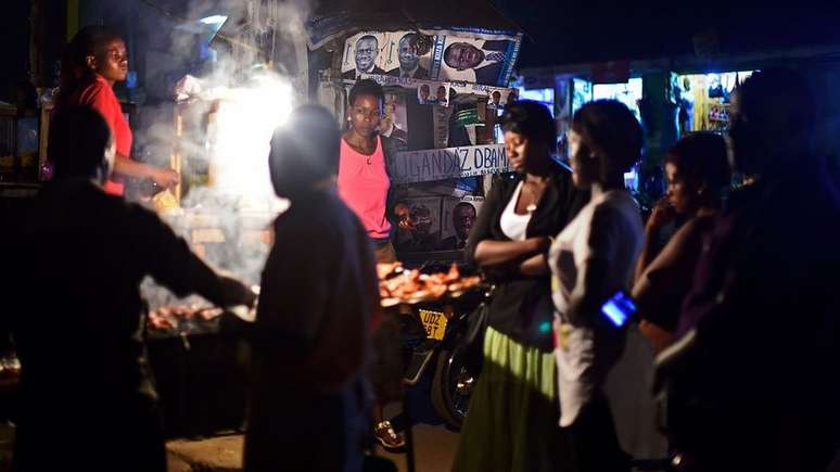 As barracas de comida de rua estão por todo o país | Foto: AFP