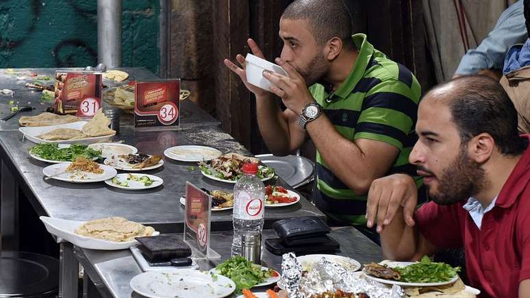 O almoço no Egito começa tarde, lá pelas 16h | Foto: AFP