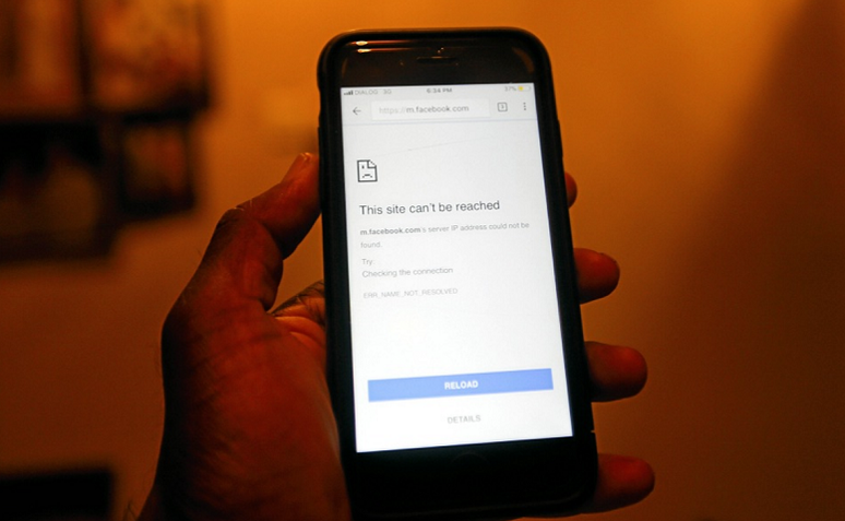O acesso ao Facebook foi bloqueado pelo governo srilanquês. (Foto: Dinuka Liyanawatte / Reuters)