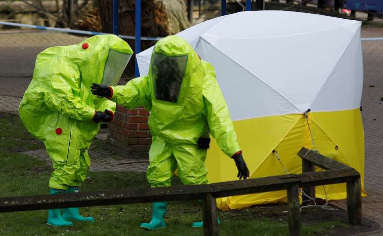 Autoridades montam tenda forense em local onde o ex-agente duplo russo Sergei Skripal e sua filha Yulia foram encontrados inconscientes em Salisbury, no Reino Unido 08/03/2018 REUTERS/Peter Nicholls