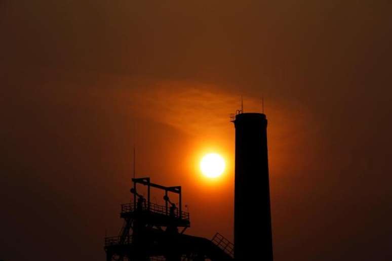 Por do sol atrás de chaminé de usina de aço em Tangshan
18/02/2014
REUTERS/Petar Kujundzic