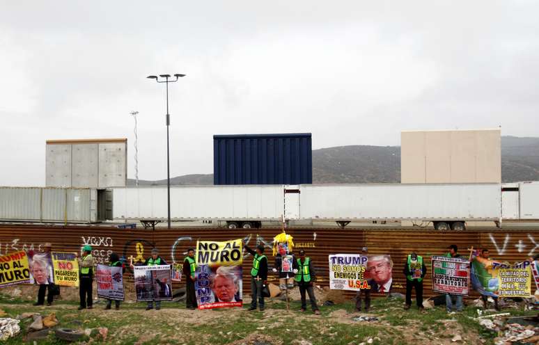 Pessoas seguram cartazes em protesto contra muro proposto por Trump em Tijuana
 13/3/2018     REUTERS/Jorge Duenes