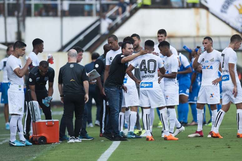 Jair Ventura conversa com o elenco do Santos em derrota para o São Bento, na Vila (Foto: Ivan Storti/Santos)