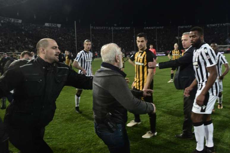 Presidente do PAOK entra armado em campo após juiz anular um gol da equipe (Foto: AFP)