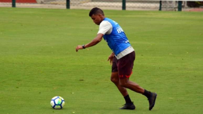 Aderllan foi titular no último domingo devido à decisão de poupar Rodrigo Caio (Érico Leonan/saopaulofc.net)