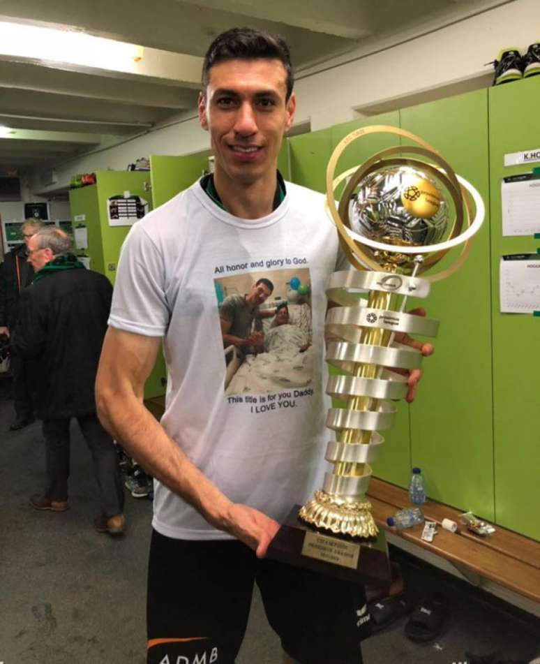 Xandão com o troféu de campeão (Foto: Divulgação)