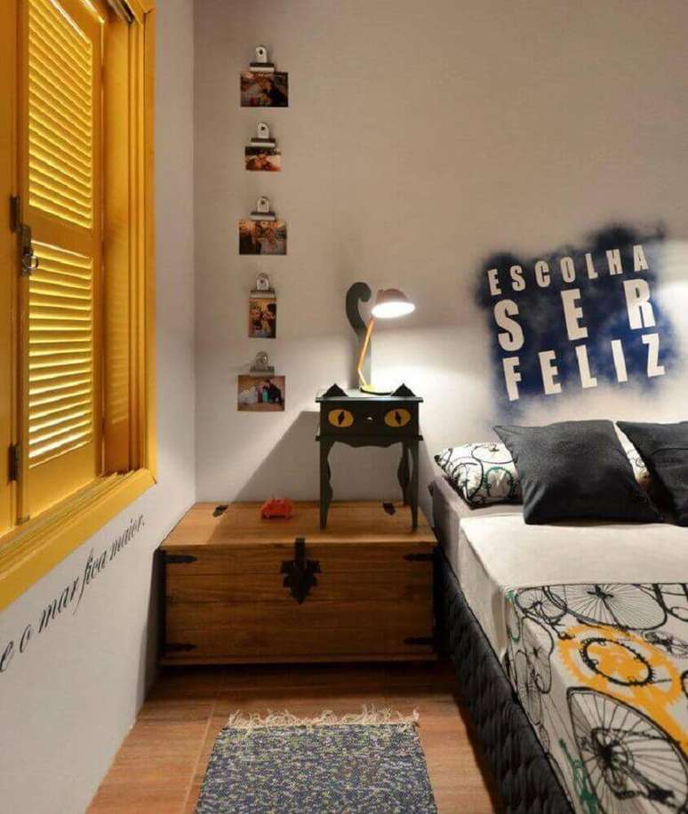 19. Decora&ccedil;&atilde;o simples com lumin&aacute;ria de mesa para quarto