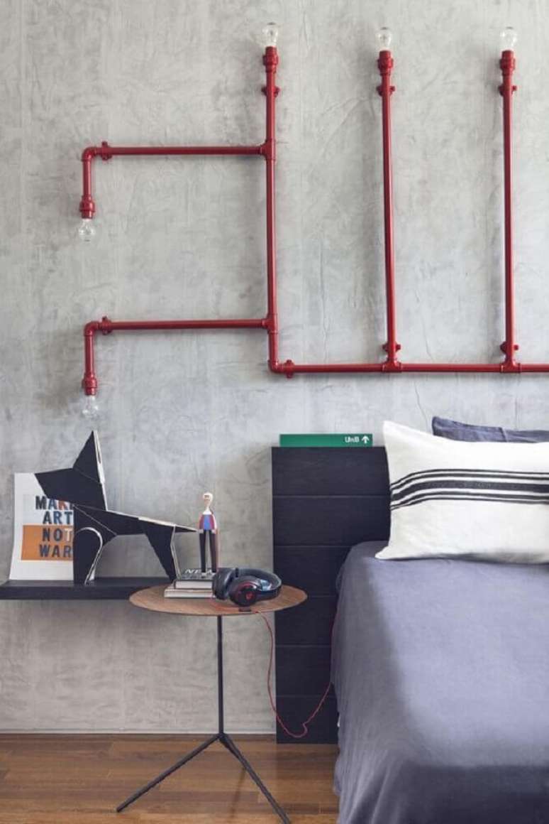 12. Inspiração de decoração industrial com luminária para quarto