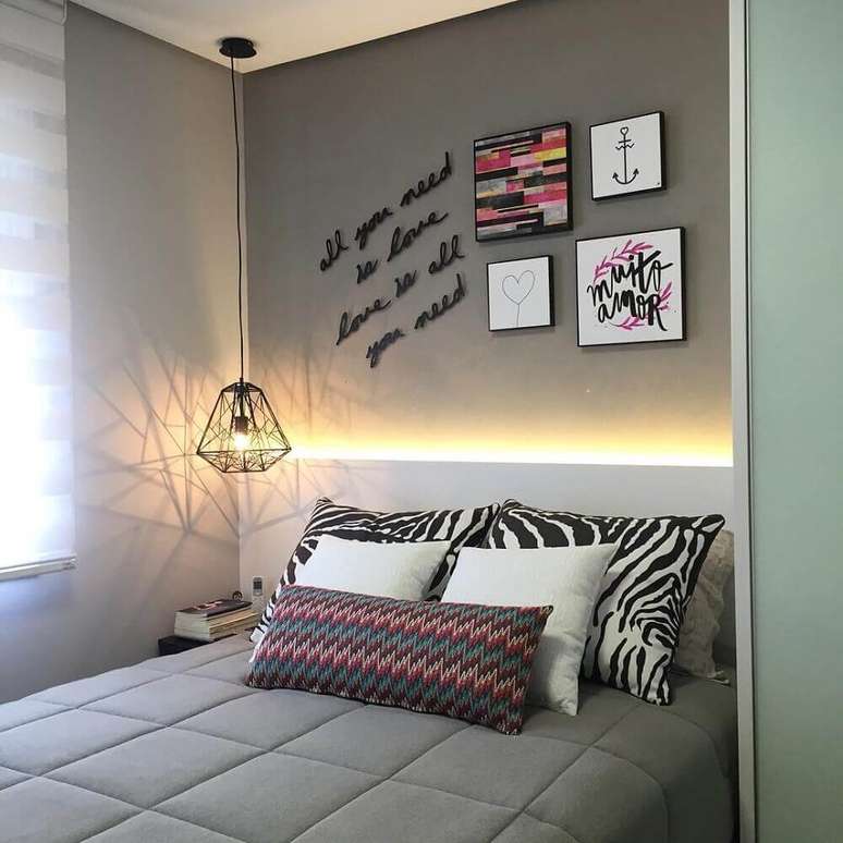 20. Inspiração de decoração moderna com luminária para quarto