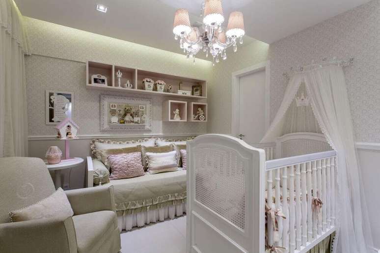 16. Linda decoração com luminária para quarto de bebê super delicada e bonita.