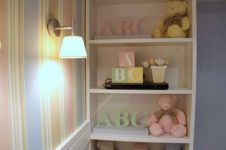 46. O quarto de bebê merece receber diferentes tipos de luminária para quarto iluminando lugares específicos