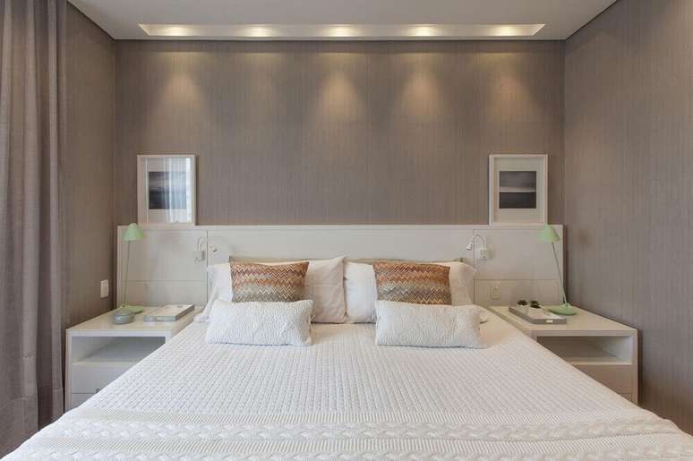 27. Modelo pequeno de lumin&aacute;ria para quarto de casal em tons de verde claro.