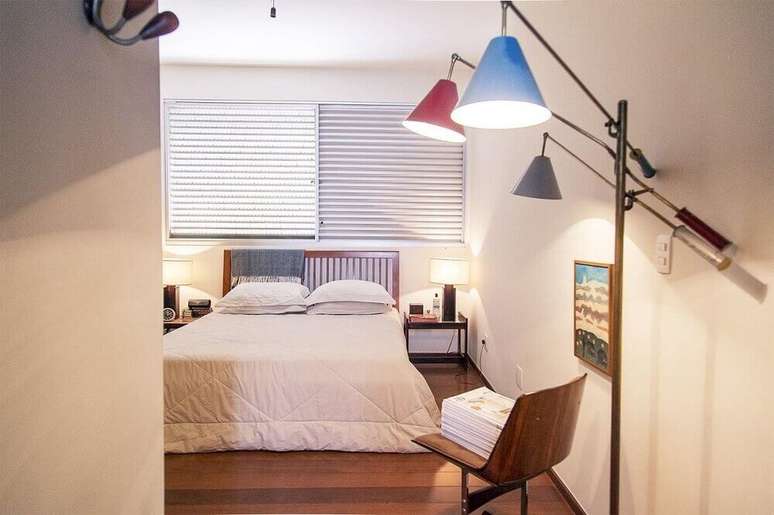 26. Brinque com as cores da lumin&aacute;ria para quarto.