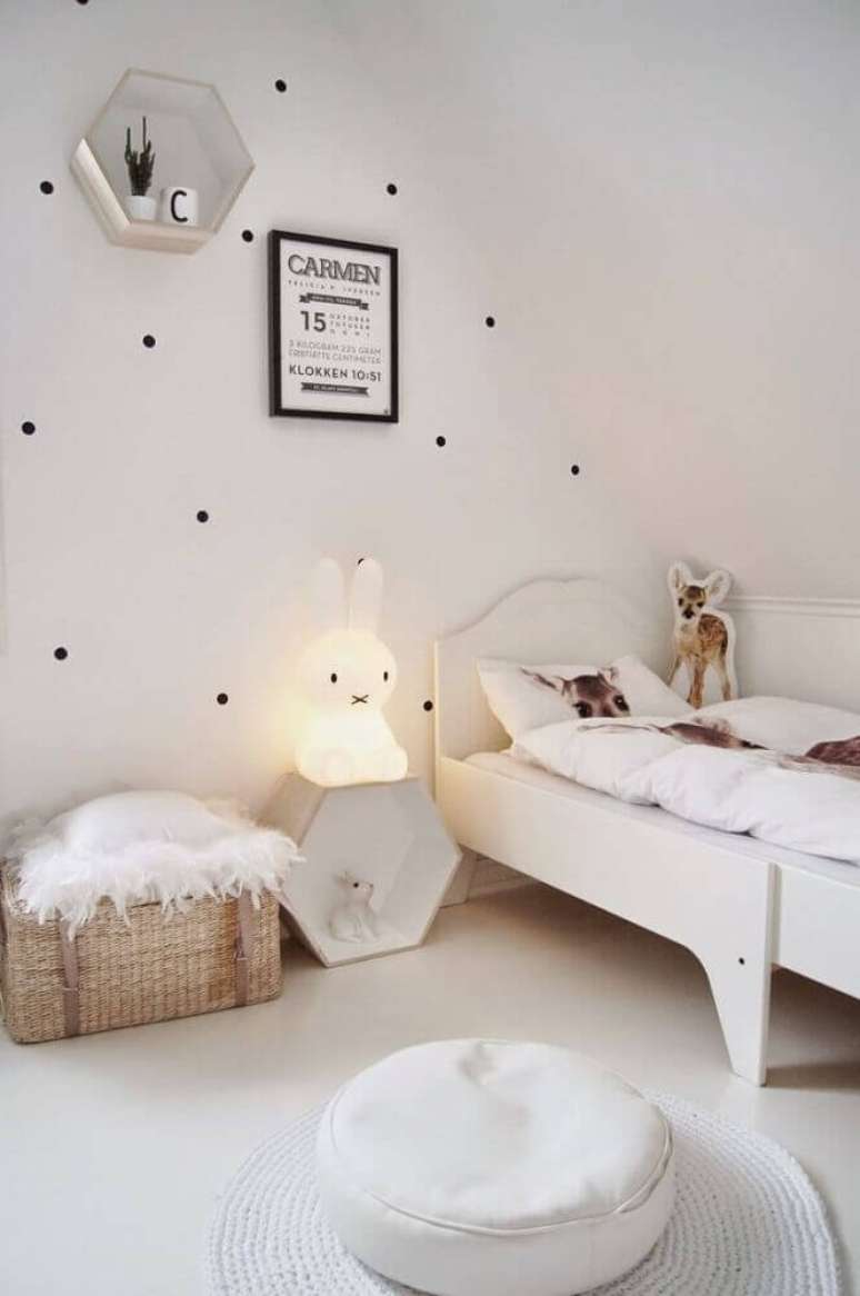 39. Existem luminária para quarto de bebe lindas e que garantem um detalhe super fofo e delicado na decoração.