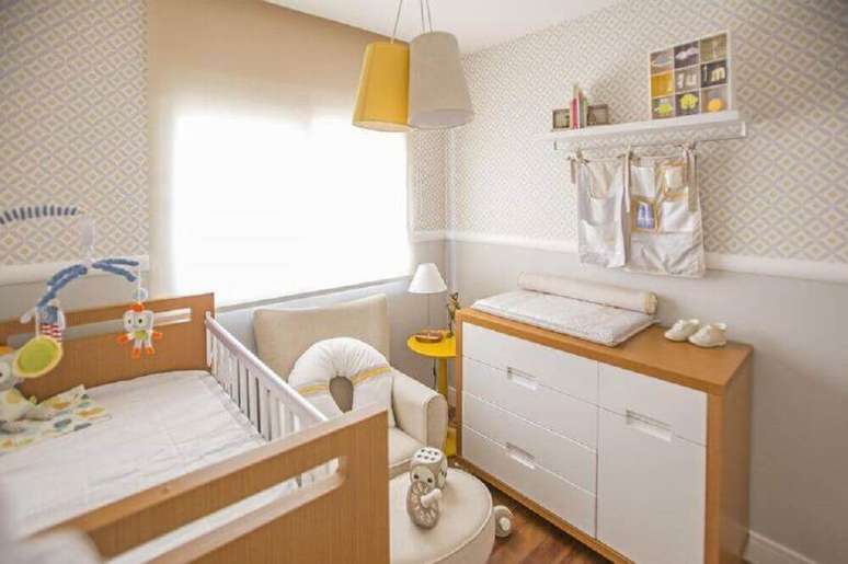 48. Lumin&aacute;ria para quarto de beb&ecirc; em tons neutros
