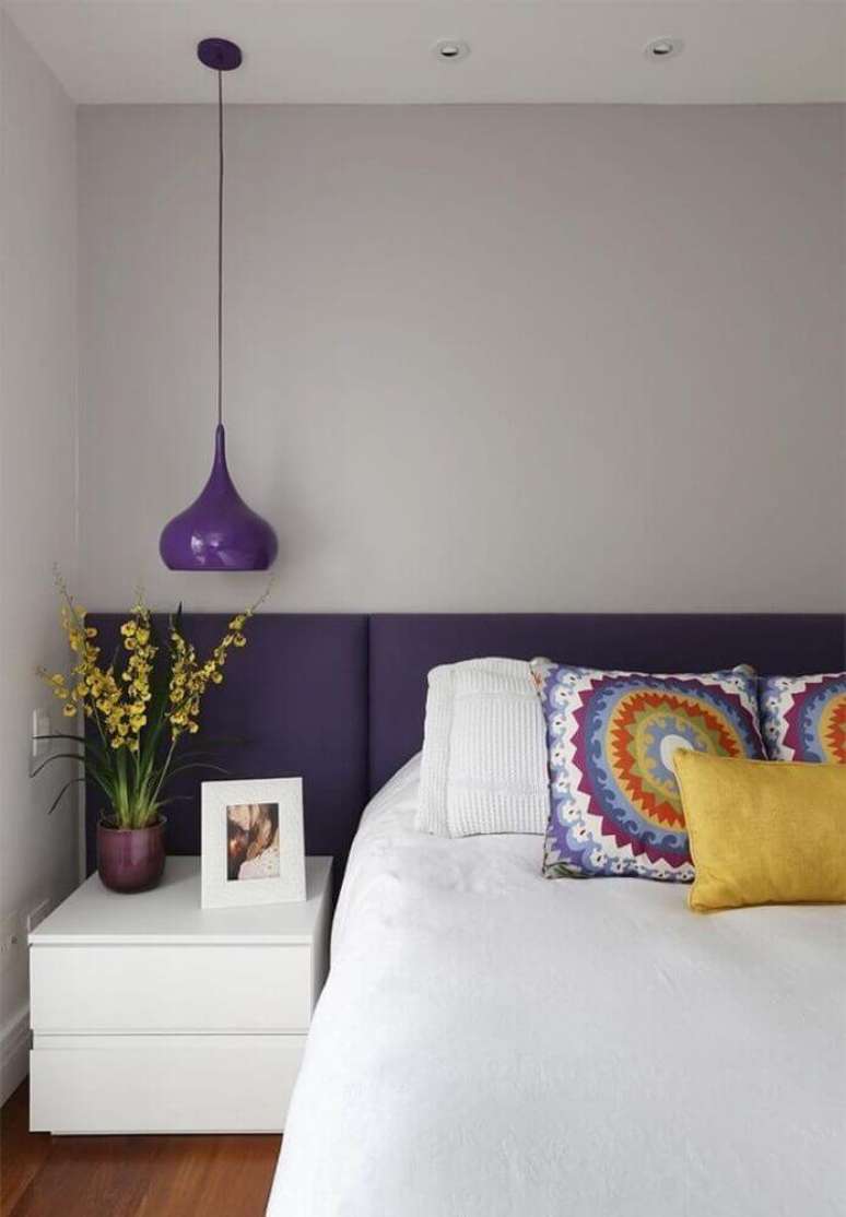 21. Opte por luminárias para quarto que sejam coloridas para trazer mais alegria ao ambiente