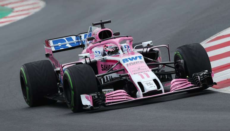 Sergio Perez, da Force India, durante testes em Barcelona