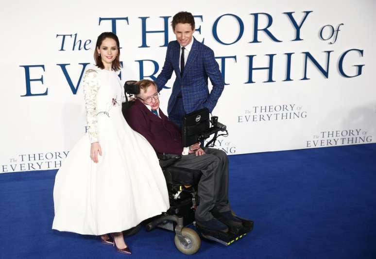 Atores Eddie Redmayne e Felicity Jones posam para foto com físico Stephen Hawking na estreia do filme "A Teoria de Tudo", em Londres 09/12/2014 REUTERS/Andrew Winning