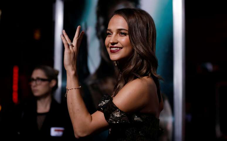 Atriz Alicia Vikander acena em evento do filme "Tom Raider" em Los Angeles
 12/3/2018    REUTERS/Mario Anzuoni 