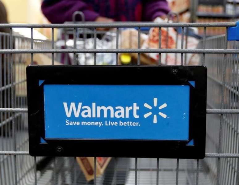 Consumidor empurra carrinho de comprars em loja Walmart em Chicago
23/11/2016
REUTERS/Kamil Krzaczynski