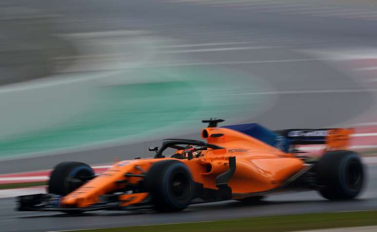 Stowel Vandoorne, da McLaren, durante teste.