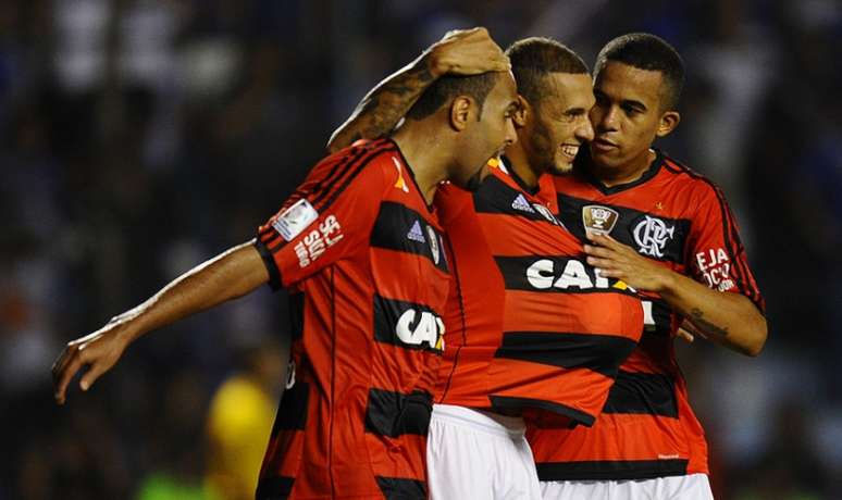 2014: Com gols de Alecsandro, de pênalti, e Paulinho, nos acréscimos, Fla venceu o Emelec (F: Rodrigo Buendia/AFP)