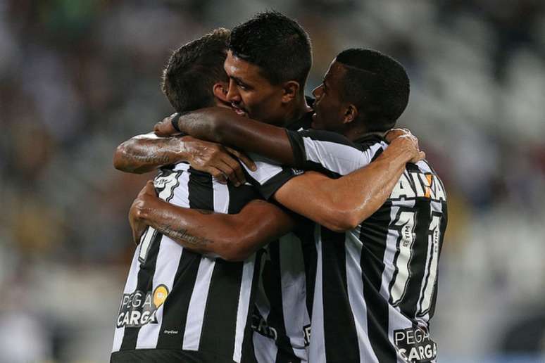 Botafogo junta as forças para tentar vencer o primeiro clássico na temporada (Foto: Vitor Silva/SSPress/Botafogo)