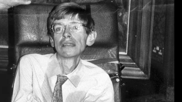 Hawking defendia que o universo era regido por leis estabelecidas.