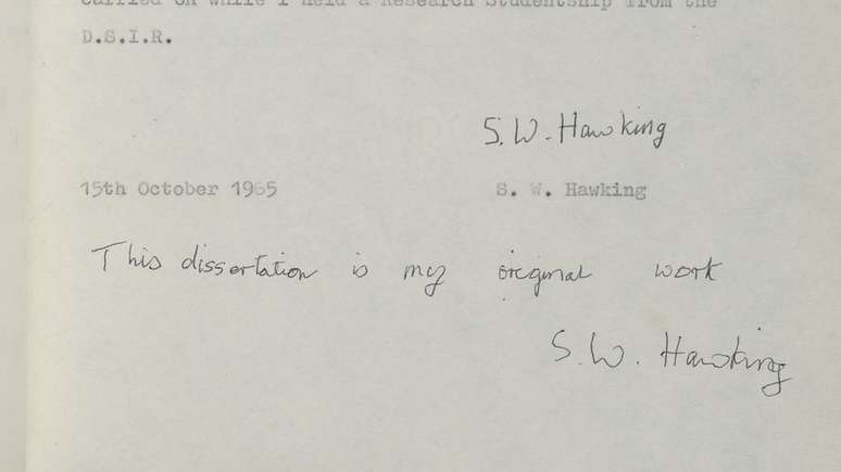Documento tem várias anotações manuscritas feitas por Hawking | Imagem: Universidade de Cambridge