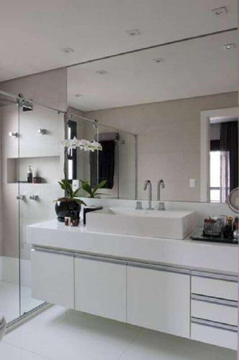 19. Inspiração de banheiro branco com espelho grande