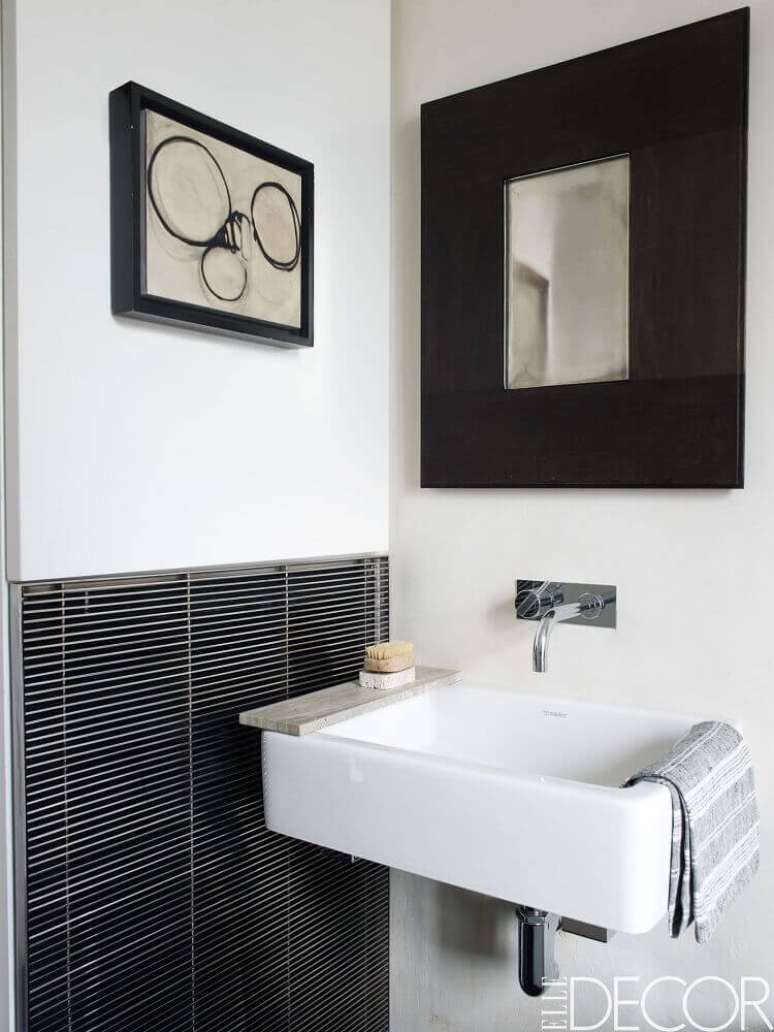 31. Banheiro branco com espelho quadrado preto