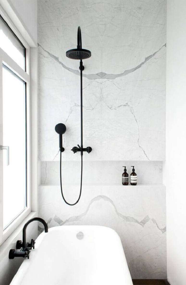 50. O banheiro branco pode ganhar detalhes em preto e ficar com uma decoração delicada e charmosa