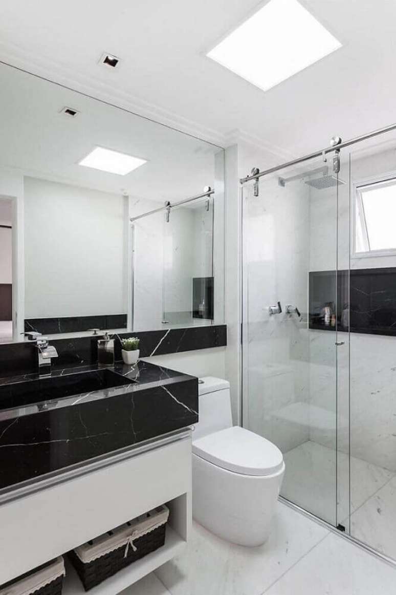 20. Modelo de banheiro preto e branco com bancada de mármore preto