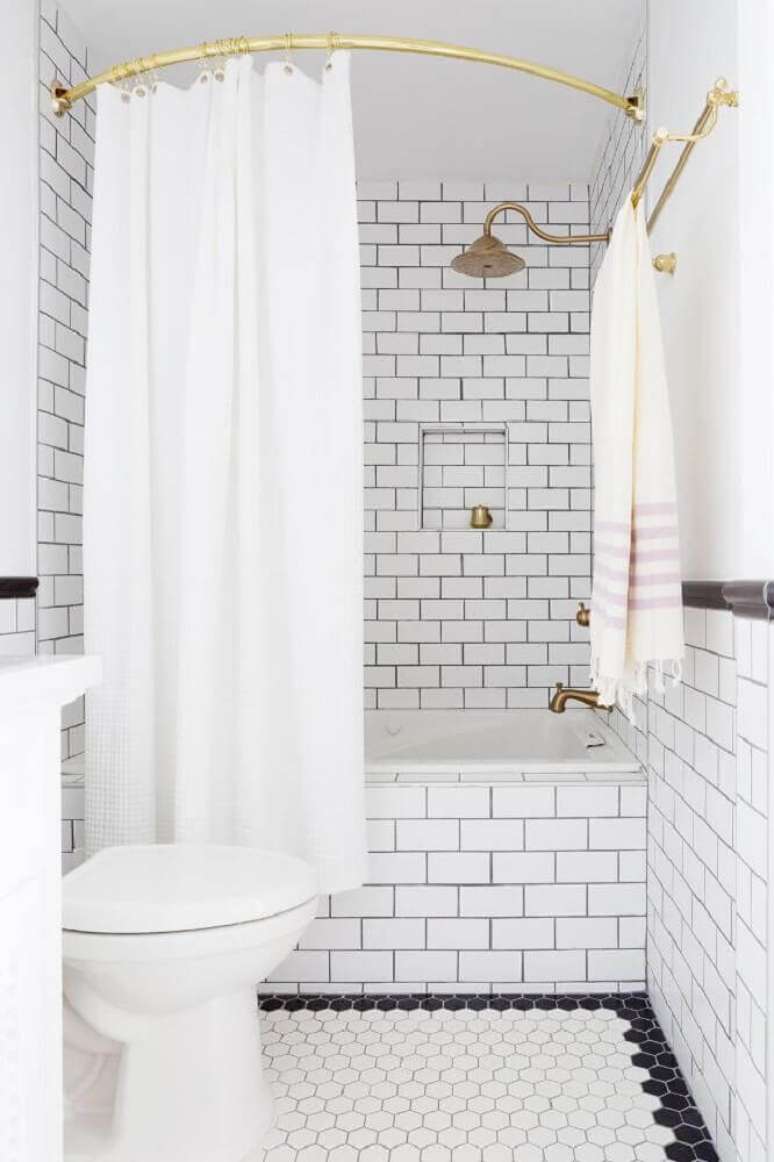 60. Inspiração delicada para banheiro branco no estilo vintage e com detalhes dourados