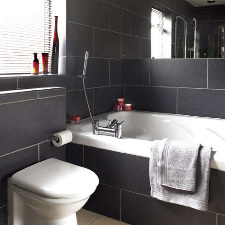 15. Inspiração de banheiro preto com banheira e bem iluminado