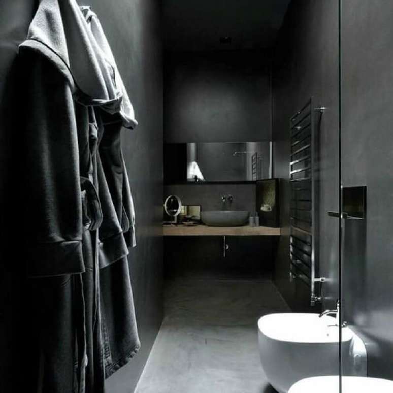 4. Sofisticado banheiro com cerâmica preta e branca