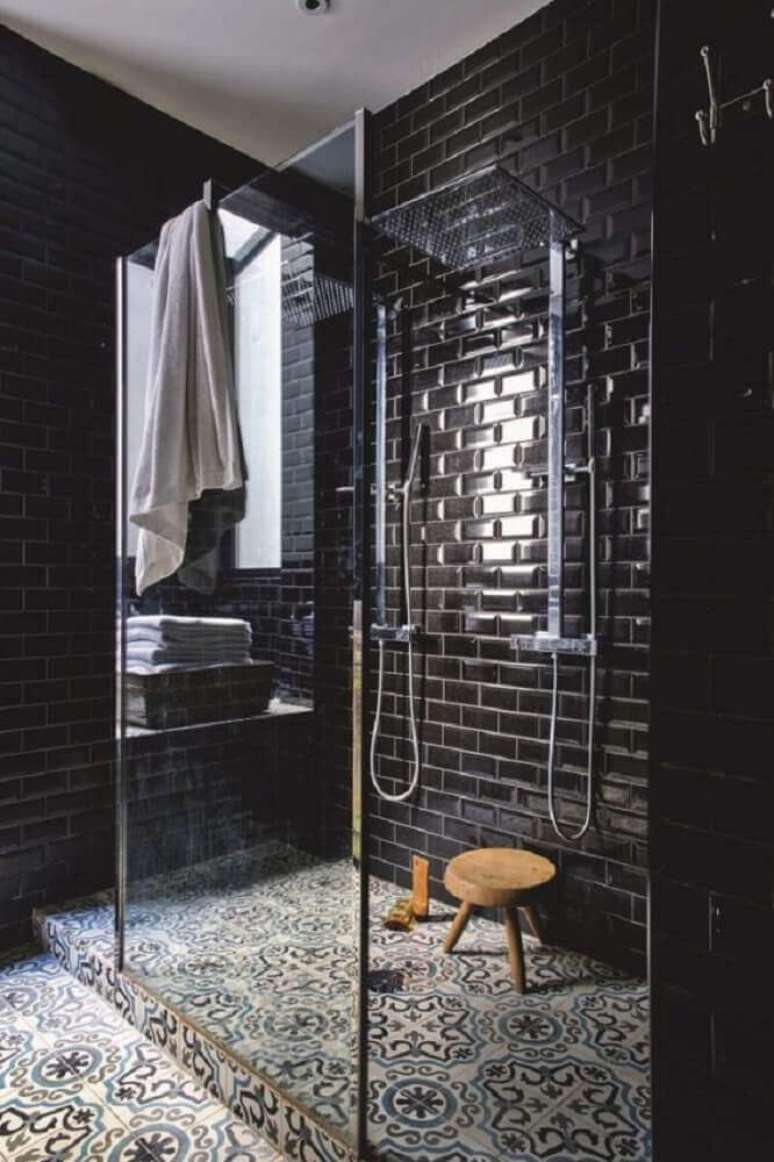 37. Banheiro preto com piso estampado