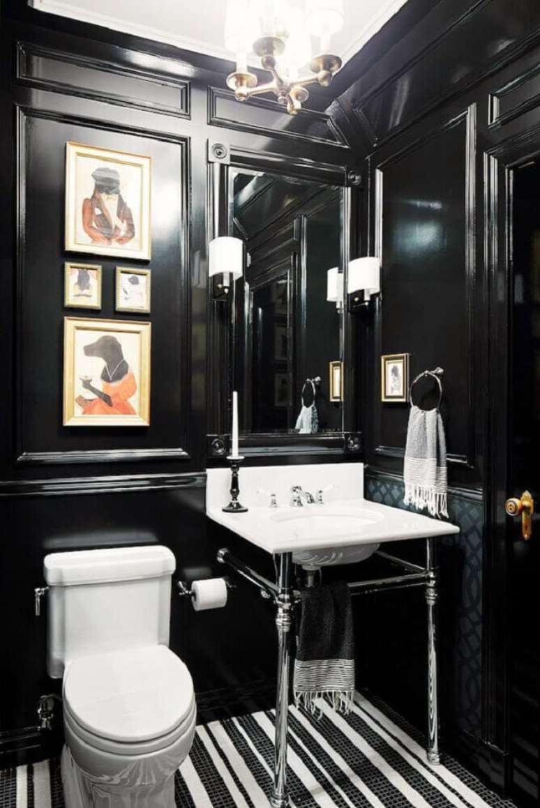 18. Inspiração de banheiro preto com quadro coloridos e carpete listrado