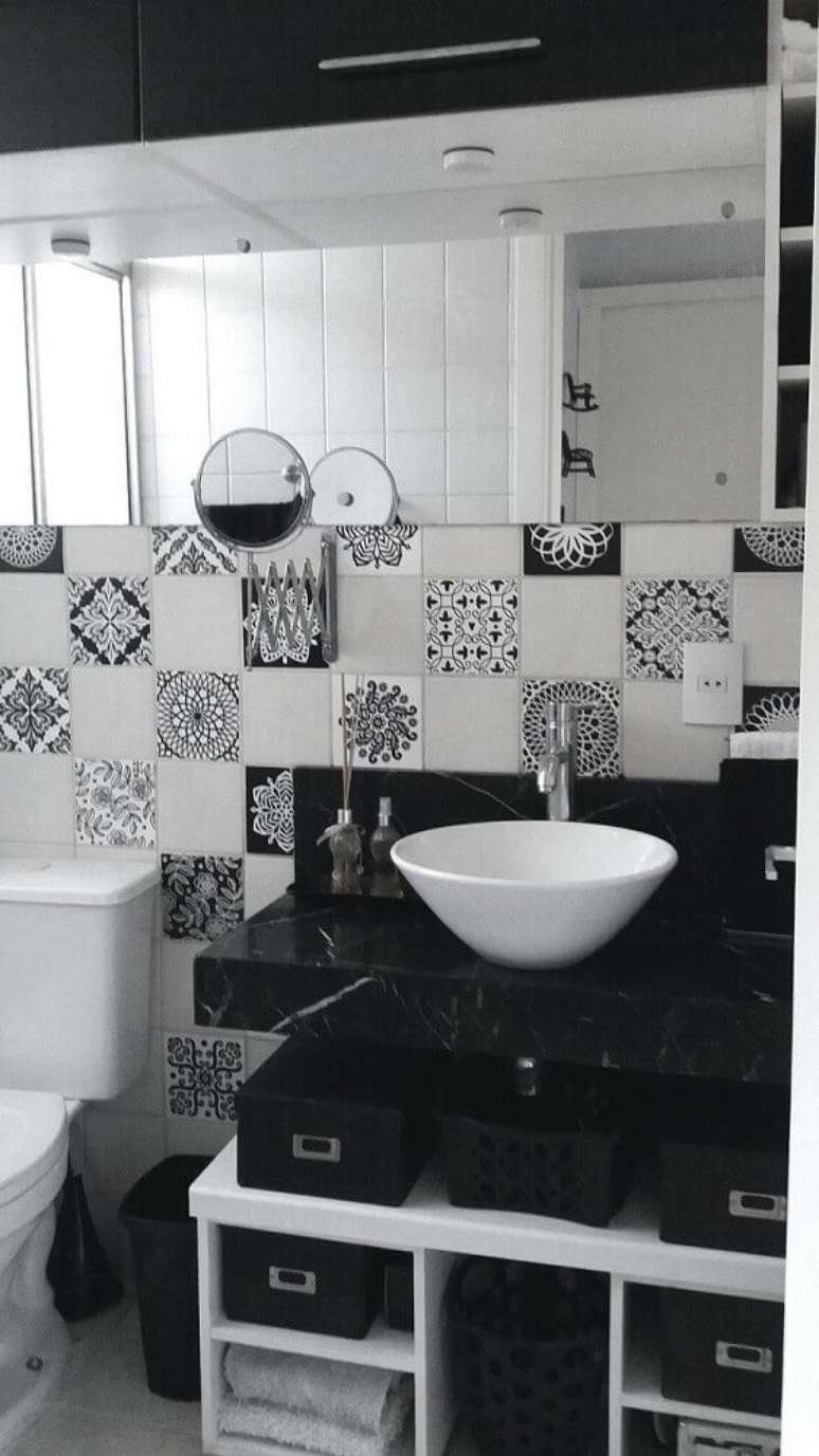 23. Banheiro preto e branco com azulejo estampado