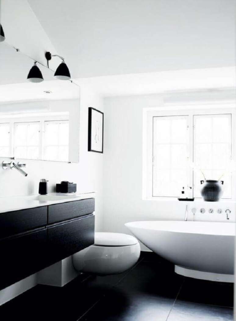 35. A banheira trás mais sofisticação para o banheiro preto e branco