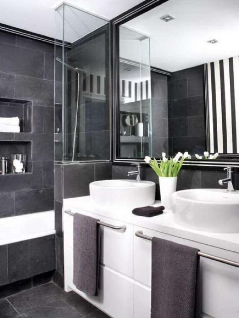 24. Banheiro preto e branco com cerâmica branca