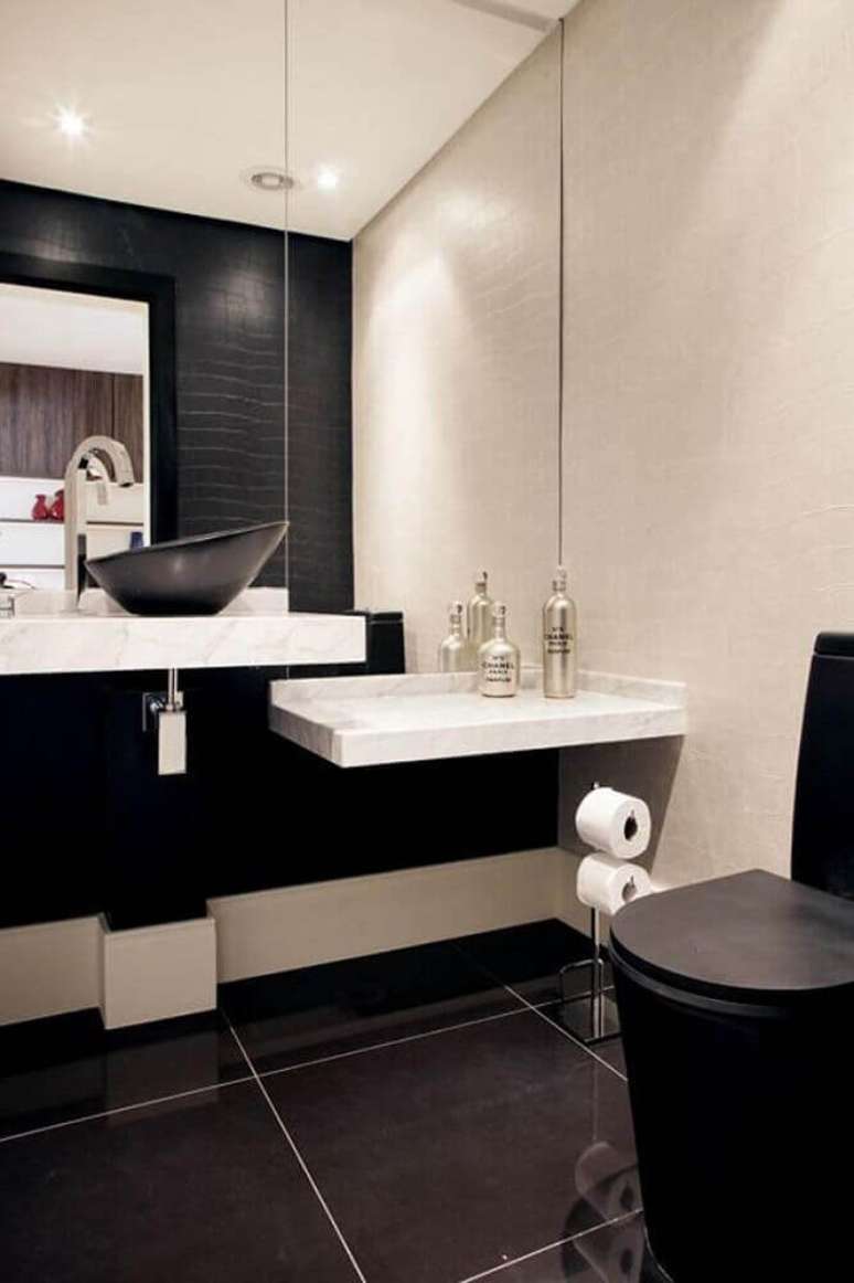 17. Banheiro preto e branco com bancada de mármore e cerâmica preta